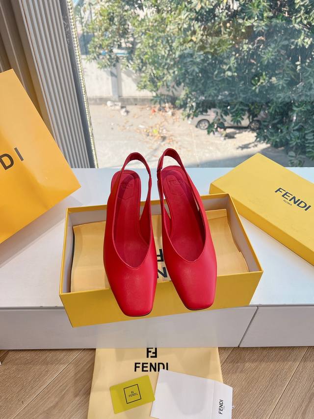 350所见即所得G288顶级版本Fendi 芬迪单鞋走秀主推系列，新品上线，芬具桌脚设计灵感改创于今年秀场的主推系列鞋履 当季新品拖鞋，众所周知，鞋子永远设计为
