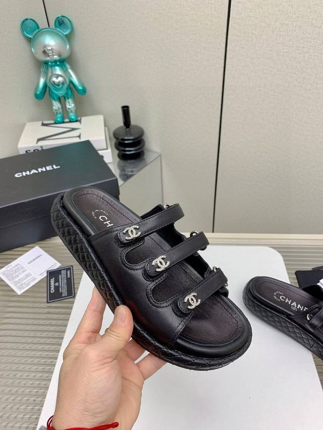 p270 chanel香奈儿小香魔术贴沙滩拖鞋 25Ss 春夏新款;专柜最新款，上脚依然让我心甘情愿剁手入，四季搭配都无敌了，，超级推荐 鞋面：进口混种羊皮 内