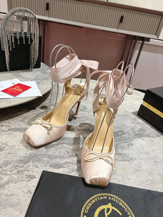 芭蕾舞鞋W. 400 Cassia Lace Up高跟鞋是克里斯蒂安·卢布托（Christian Louboutin）“天赋”的证明，它有一个方形脚趾。灵感来自