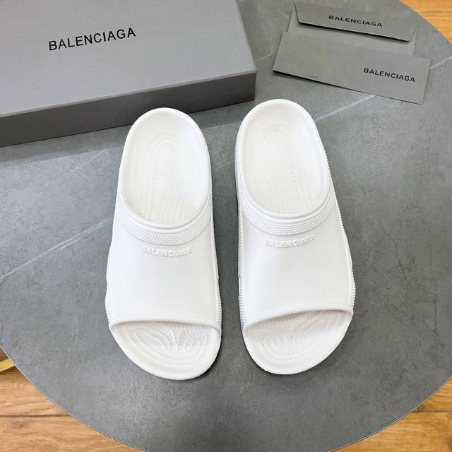 工厂价 160元 巴黎世家Crocs联名新款拖鞋出货啦！一款火遍Ins、小红书各大平台的拖鞋，采用高科技材料、模具一体成型、既轻便、又耐磨、还防水！跟高6Cm颜