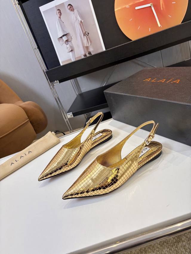 price: 360 品 牌：Alaia 225 alaia 专柜最新镂空单鞋新品 alaia阿莱雅尖头高跟亮面单鞋，无数的名设计师都把他看作“Designer