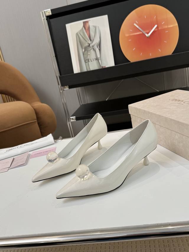 price: 380 品 牌：Jimmy Choo 吉米周 2025早春新品 Orb Pump150异形 水晶钻扣 高跟鞋 宋茜同款 邂逅奢华 不仅仅是一双鞋子