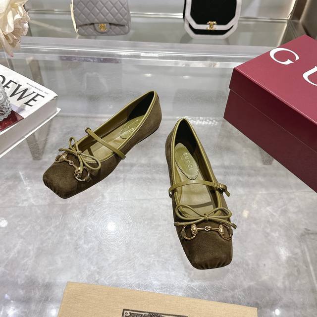9099-10 绿￥390（35-42）这款马衔扣芭蕾平底鞋选用方形鞋头设计，搭配雅致的蝴蝶结细节，致敬传统芭蕾舞鞋款型。这款单品以光泽丝缎匠心打造，巧妙缀饰浅
