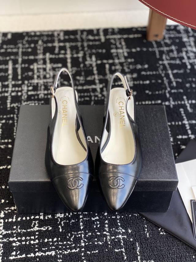 代购级400 chanel 小香 25Ss早春新品 后空 凉鞋系列 法式风情 真是美到心尖尖上啦！ 优雅又浪漫的仙女应该就是这样吧 极简的配色加上绸缎蝴蝶结深入