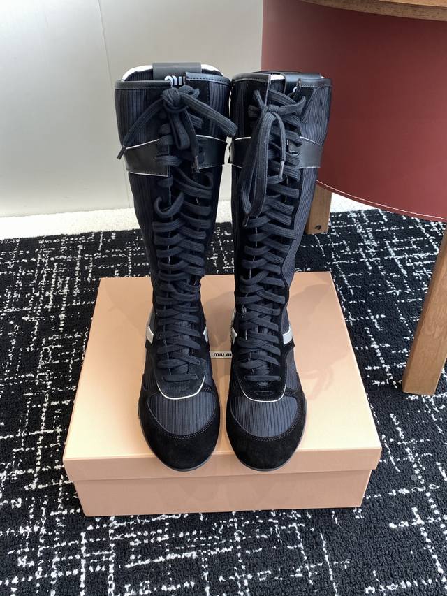 代购级短款390 长款440 miu Miu 25Ss 春夏新款走秀Miumiu 德训 拳击靴 秀场工艺来自Miu Miu系列的细节特写 新季的潮流要素一 与此