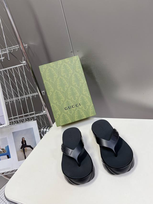 代购级260 gucci 古驰24 Ss 春夏爆款松糕凉拖系列… Gucci松糕夹趾人字拖，摇摇防滑厚底 夏季新款黑马单品,海内外时尚博主纷纷上脚大秀，火遍海内