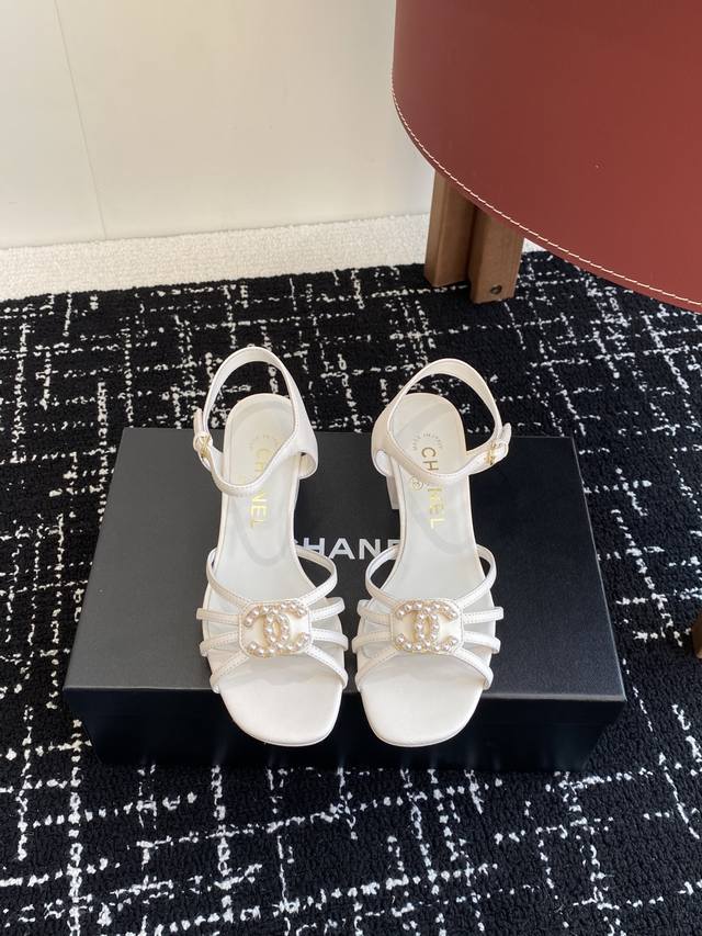 代购级400 chanel 香奈儿最新25P条带大双C粗跟凉鞋 专柜顶级双C粗跟凉鞋，这款条带经典设计；不平凡的双C拥入了多种配色元素… 多元化混搭非常好看百搭