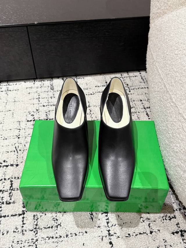 460 bottega Veneta葆蝶家 25/ 春季最新走秀款 Lewis 方头 异形跟 高跟鞋 bv家25最新走秀款 蔡文静同款 具有高级时髦复古韵味的穿