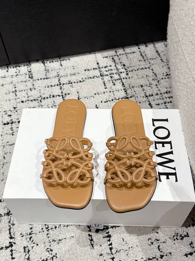 310 loewe 罗意威 25Ss春夏新品 镂空 拖鞋 疯狂种草简约设计感觉更干净优雅 让你念念不忘 颜色也很耐看漂亮，上脚瞬间气质十足气场，简直无敌帅气有型