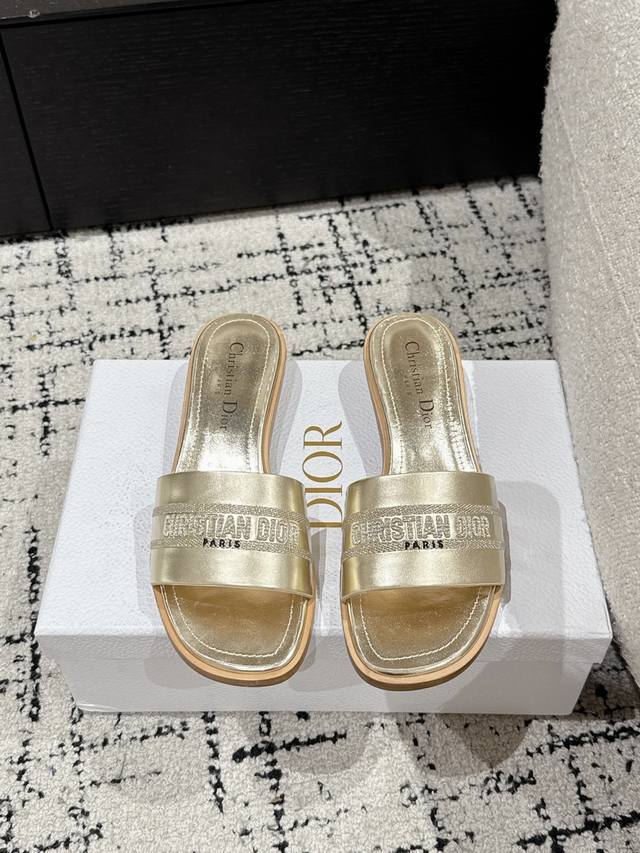 平底360 矮跟380 25Ss春夏新款Dior D-Lane 凉拖平底一字刺绣拖鞋 这款 D-Lane 凉拖彰显经典风格。牛皮革鞋面，展示珍珠装饰，饰以刺绣C