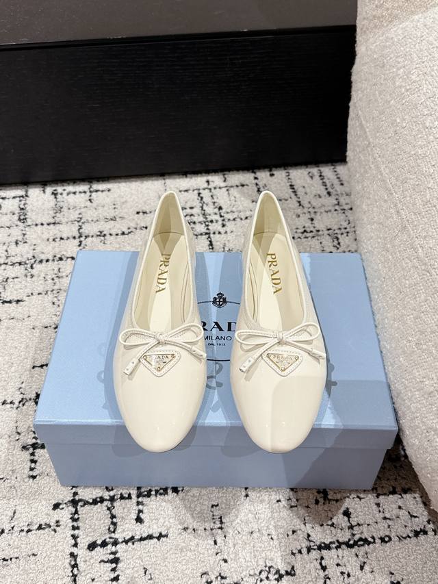 390 prada 普拉达25/春季新款三角标Naplak漆皮芭蕾鞋蝴蝶结平底单鞋 这款Naplak皮革芭蕾平底鞋采用时髦的锥形轮廓重新诠释经典款式，饰以标志性