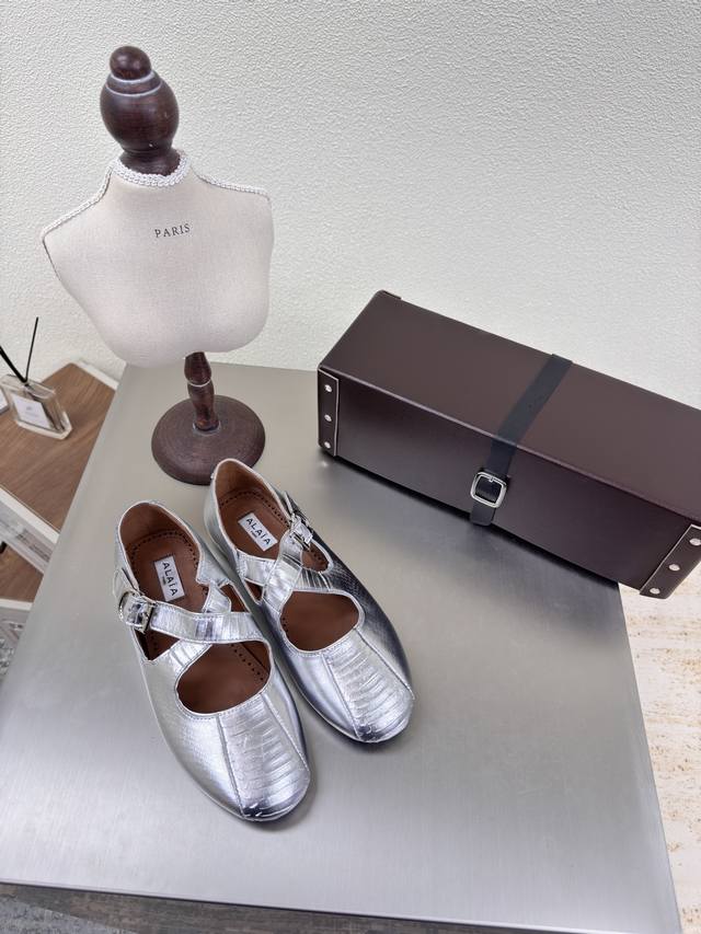蛇纹 系列 手工皮盒包装 交叉带系列 alaia 交叉带 来自巴黎 一见倾心 黑色蛇纹 P390 阿莱娅还有另外性感的一面 配上不同款式，不同风格都能轻松驾驭，