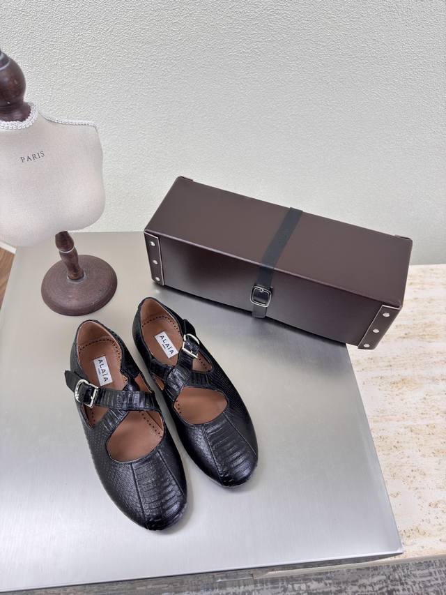 蛇纹 系列 手工皮盒包装 交叉带系列 alaia 交叉带 来自巴黎 一见倾心 黑色蛇纹牛皮压花 P390 阿莱娅还有另外性感的一面 配上不同款式，不同风格都能轻