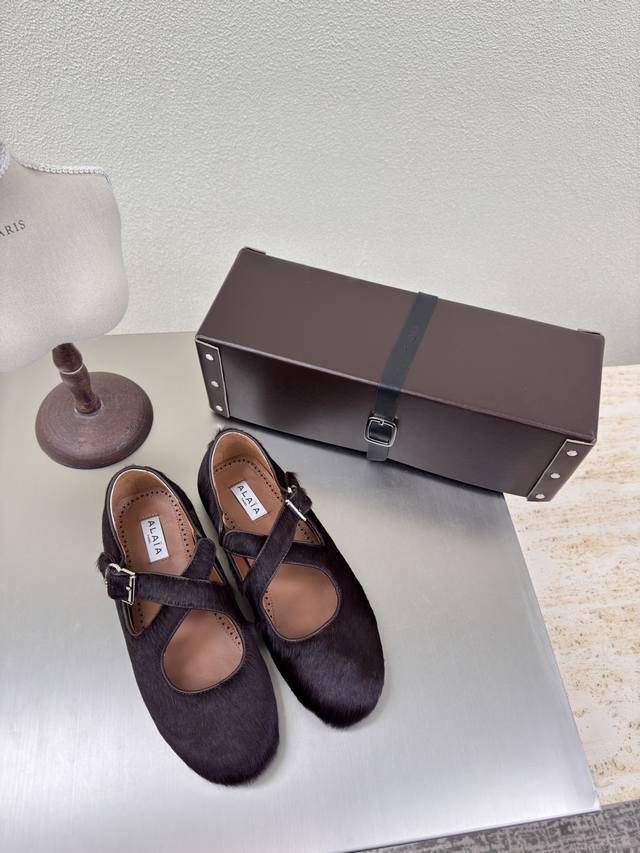 铆钉系列 手工皮盒包装 交叉带系列 alaia 交叉带 来自巴黎 一见倾心 深酒红色 马毛材质 P390 阿莱娅还有另外性感的一面 配上不同款式，不同风格都能轻