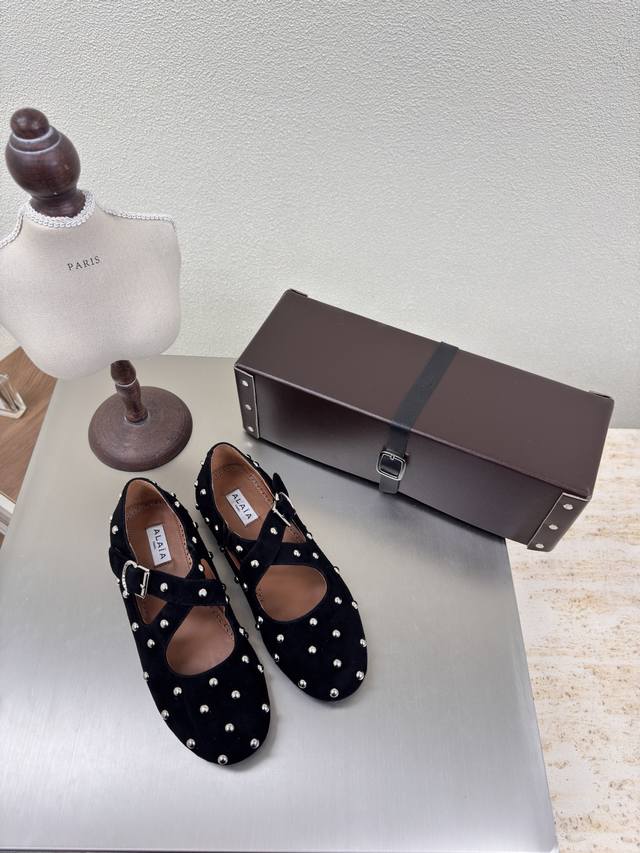 铆钉系列 手工皮盒包装 交叉带系列 alaia 交叉带 来自巴黎 一见倾心 黑色羊反绒皮 P390 阿莱娅还有另外性感的一面 配上不同款式，不同风格都能轻松驾驭