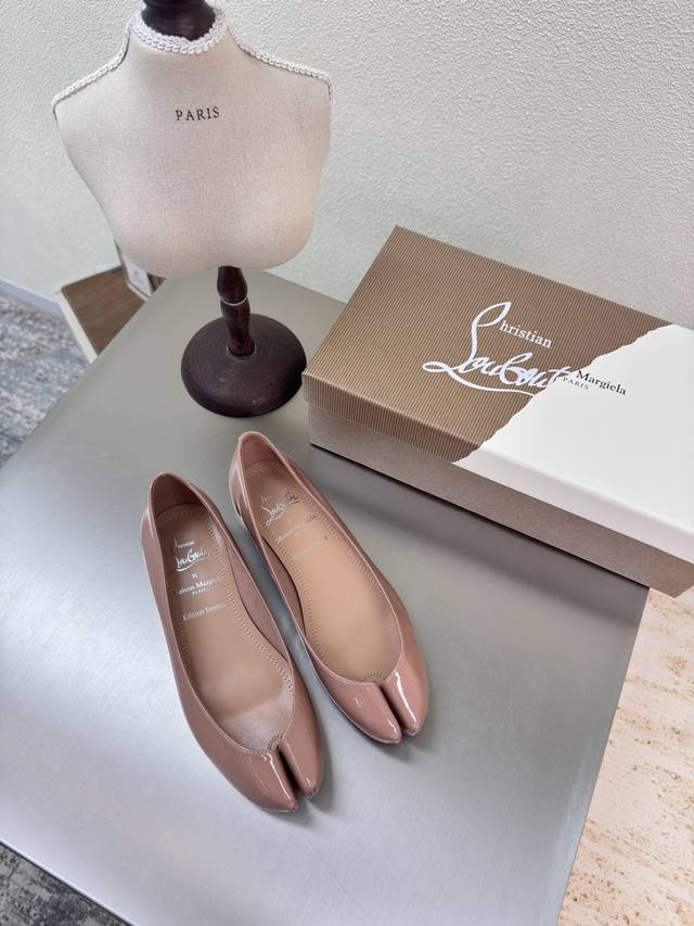 cl× Mm6 马吉拉 联名款分趾鞋 mm6 Maison Margiela P350 小牛漆皮面料 反绒面 内里 原版一致大底 大热时尚风格 杏色 Mm6 M
