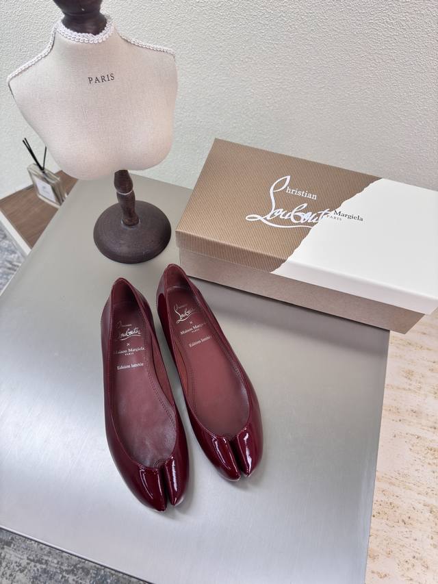 cl× Mm6 马吉拉 联名款分趾鞋 mm6 Maison Margiela P350 小牛漆皮面料 反绒面 内里 原版一致大底 大热时尚风格 红色 Mm6 M
