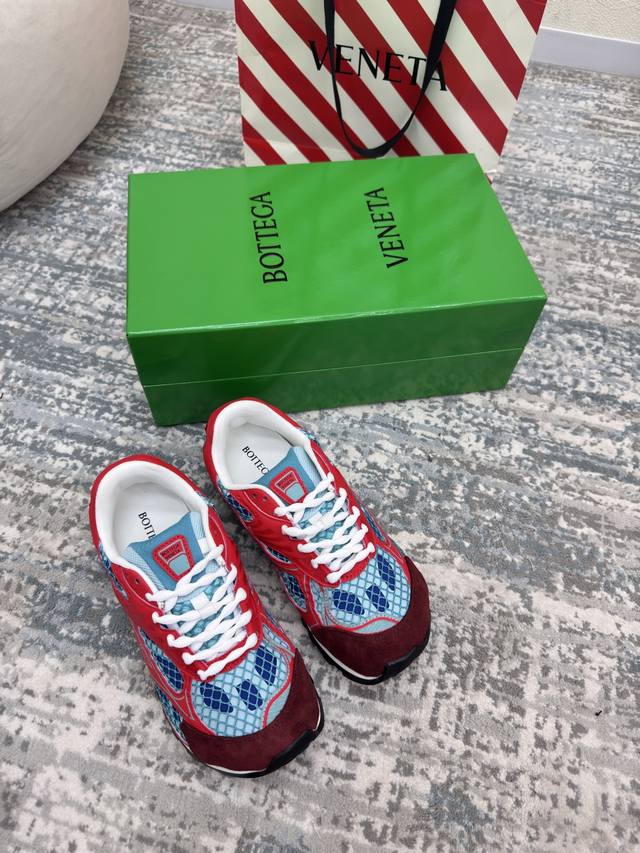 bv Orbit运动鞋 王一博 同款 情侣款老爹鞋 runner运动鞋，采用轻质科技网布面料。 搭配几何图案设计橡胶外底。 樱桃红 女款 P440 男款320