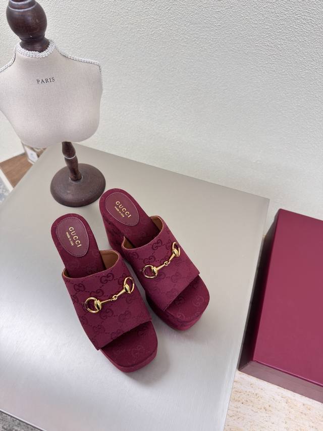 外贸 松糕底 老花Logo 拖鞋 gucci 2025 红色老花 390 走鞋款秀 古驰 时尚的品牌Logo持加，具有超辨高识度各品大争牌恐先推后出超系跟高列G