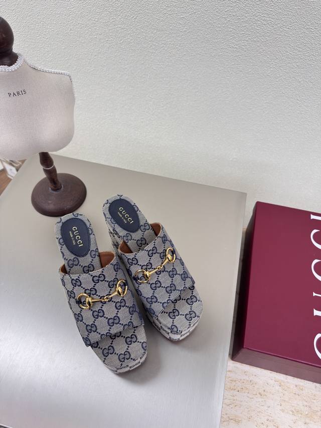 外贸 松糕底 老花Logo 拖鞋 gucci 2025 蓝色老花 390 走鞋款秀 古驰 时尚的品牌Logo持加，具有超辨高识度各品大争牌恐先推后出超系跟高列G