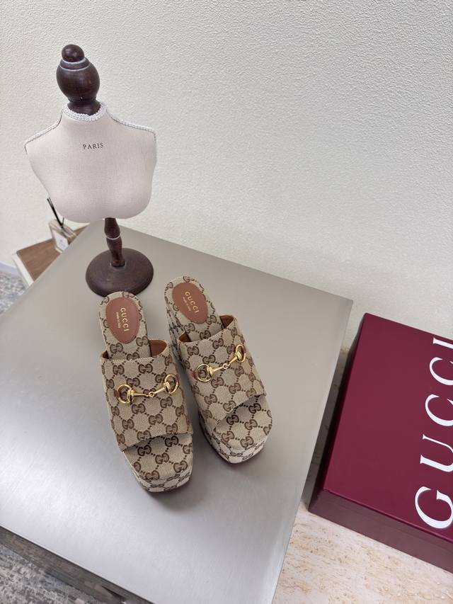 外贸 松糕底 老花Logo 拖鞋 gucci 2025 杏色老花 390 走鞋款秀 古驰 时尚的品牌Logo持加，具有超辨高识度各品大争牌恐先推后出超系跟高列G