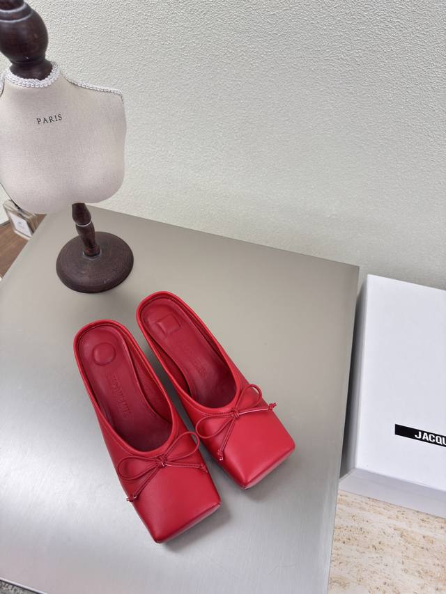 jacquemus25Ss砖块 方头蝴蝶结乐福鞋 金属跟 拖鞋 红色小牛皮 个性突出 鲜明格调 p400 ————————————— 面料 小羊皮 内里 小羊皮