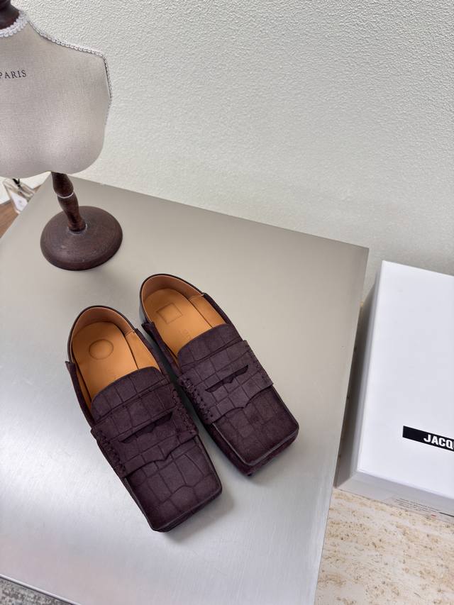 jacquemus25Ss砖块 方头蝴蝶结乐福鞋 乐福鞋 酒红色 个性突出 鲜明格调 p390 ————————————— 面料 小牛皮 内里 小羊皮 大底 原