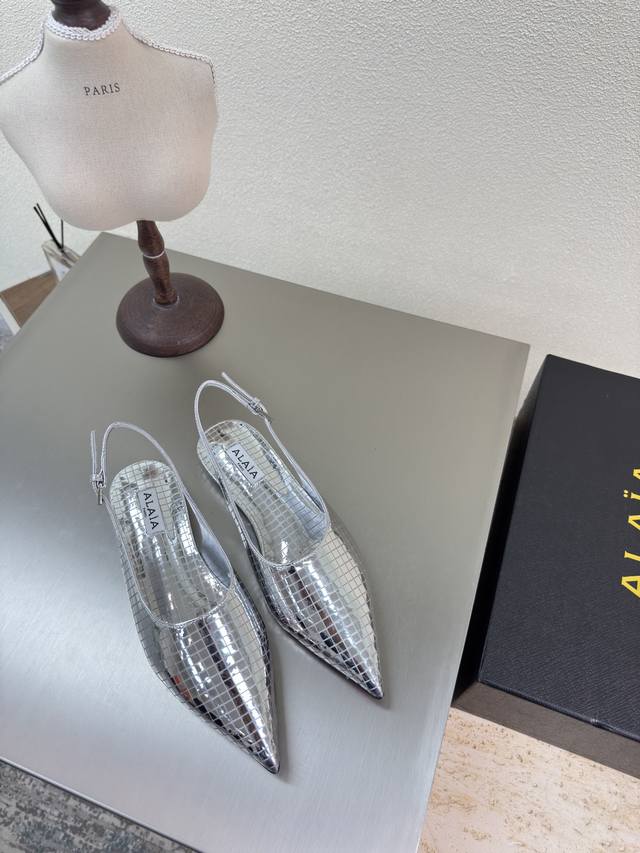 平底尖头 方形切割 金属牛皮 25平底鞋 alaia 来自巴黎 银色 一见倾心 P400 纯手工 高级 经典 阿莱娅还有另外性感的一面 配上不同款式，不同风格都