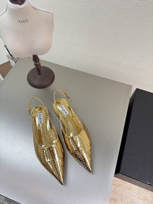 平底尖头 方形切割 金属牛皮 25平底鞋 alaia 来自巴黎 金色 一见倾心 P400 纯手工 高级 经典 阿莱娅还有另外性感的一面 配上不同款式，不同风格都
