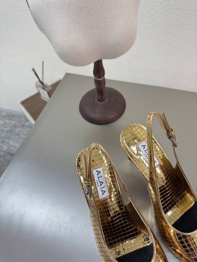 尖头 方形切割 金属牛皮 25高跟鞋 alaia 来自巴黎 金色 一见倾心 P400 纯手工 高级 经典 阿莱娅还有另外性感的一面 配上不同款式，不同风格都能轻