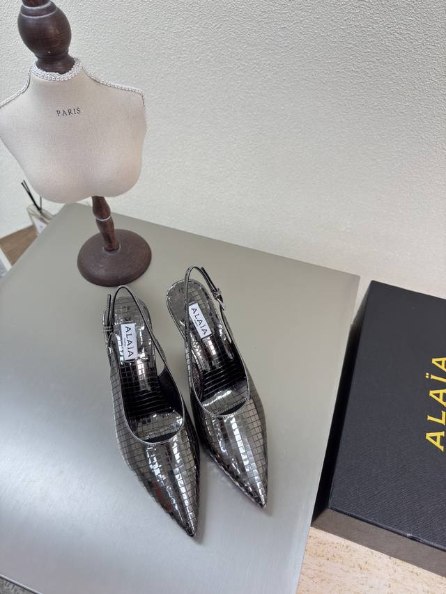 尖头 方形切割 金属牛皮 25高跟鞋 alaia 来自巴黎 枪色 一见倾心 P400 纯手工 高级 经典 阿莱娅还有另外性感的一面 配上不同款式，不同风格都能轻