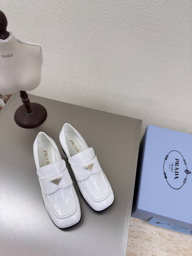 鞋花镶钻Logo装饰 prada P420 简约设计 搭配三角标 Logo 的设计和简约的线条 很有格调 简单纯粹得色调 原版开模 舒适炸街 —————————
