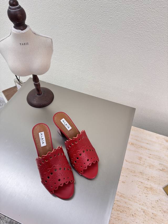 镂空中跟拖鞋 alaia 来自巴黎 红色小牛皮一见倾心 P380 纯手工 高级 经典 阿莱娅还有另外性感的一面 配上不同款式，不同风格都能轻松驾驭，无论牛仔裤，
