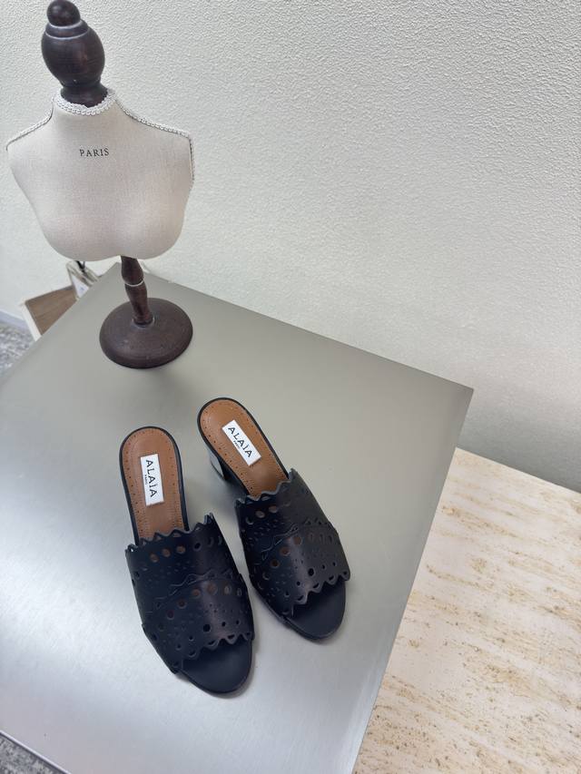 镂空中跟拖鞋 alaia 来自巴黎 黑色小牛皮 一见倾心 P380 纯手工 高级 经典 阿莱娅还有另外性感的一面 配上不同款式，不同风格都能轻松驾驭，无论牛仔裤