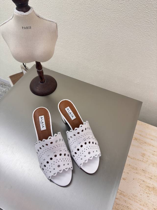 镂空中跟拖鞋 alaia 来自巴黎 白色 一见倾心 P380 纯手工 高级 经典 阿莱娅还有另外性感的一面 配上不同款式，不同风格都能轻松驾驭，无论牛仔裤，西装