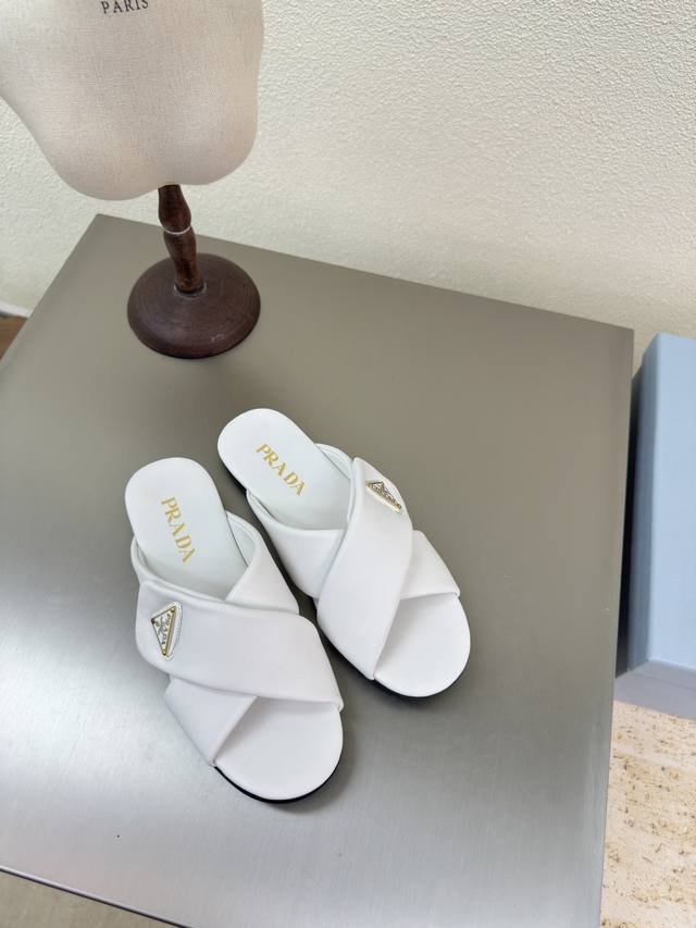小羊皮 高品质 简约三角扣 平底拖鞋 prada P360 搭配三角标 Logo 的设计和简约的线条 很有格调 简单纯粹得色调 原版开模 舒适炸街 ——————