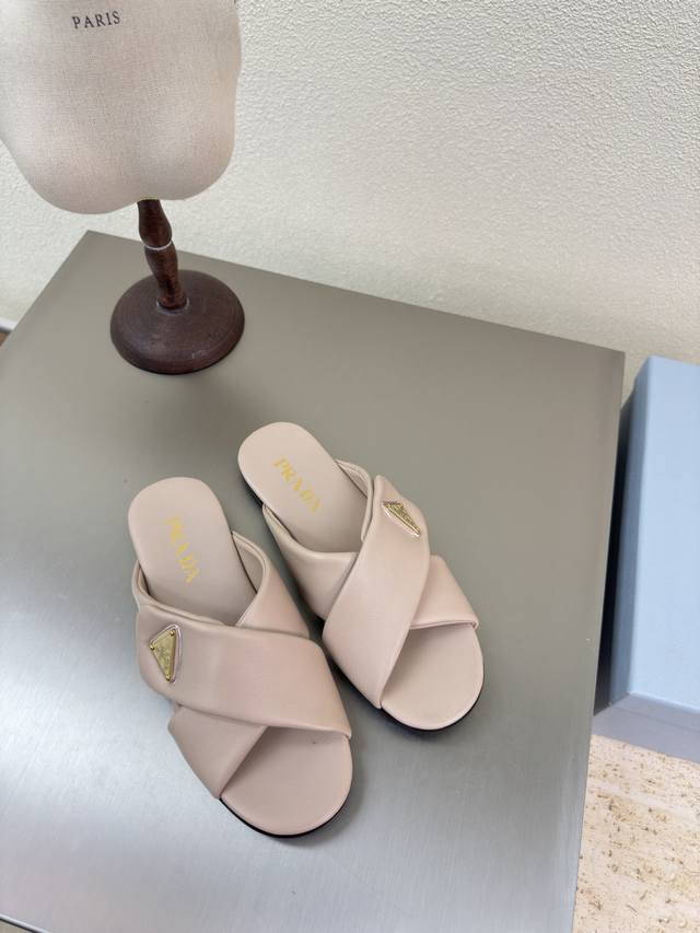 小羊皮 高品质 简约三角扣 平底拖鞋 prada P360 搭配三角标 Logo 的设计和简约的线条 很有格调 简单纯粹得色调 原版开模 舒适炸街 ——————