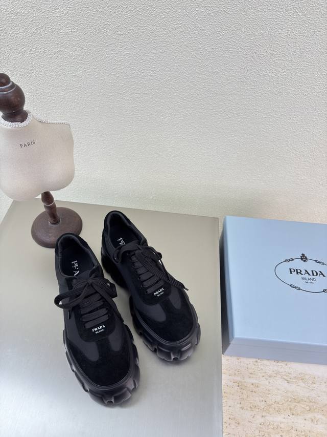 男女款 经典厚底 绑带系列 prada P390 男款10 搭配三角标 Logo 的设计和简约的线条 很有格调 简单纯粹得色调 原版开模 舒适炸街 ——————