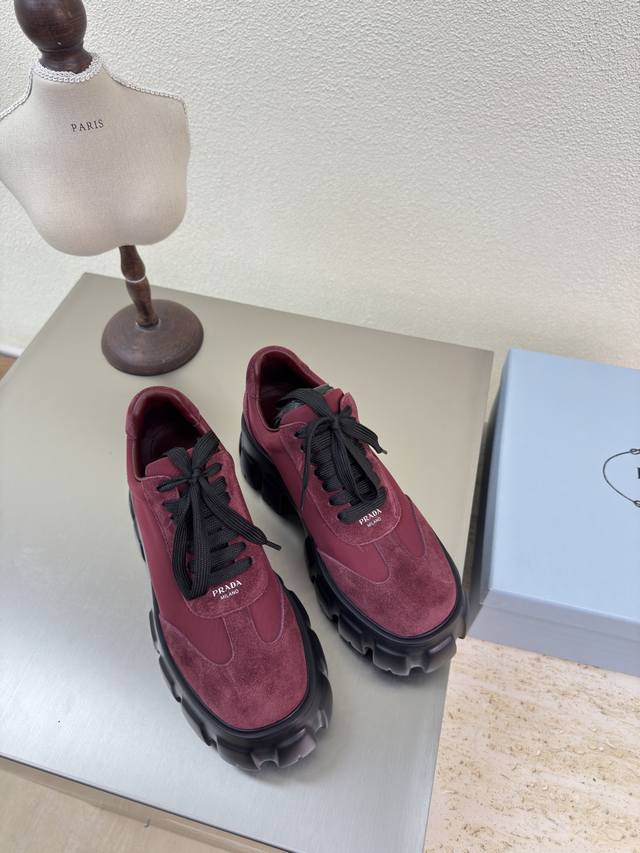 男女款 经典厚底 绑带系列 prada P390 男款10 搭配三角标 Logo 的设计和简约的线条 很有格调 简单纯粹得色调 原版开模 舒适炸街 ——————