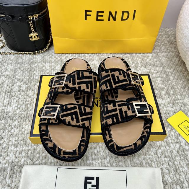 出厂340 Fendi 芬迪毛拖走秀主推系列，新品上线，芬具桌脚设计灵感改创于今年秀场的主推系列鞋履 当季新品凉拖鞋，众所周知，鞋子永远设计为高级感满满的，高端
