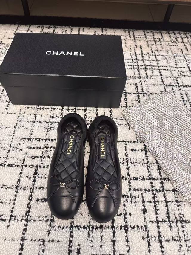 代购级350 chanel小香 25Ss 春夏鞋头电绣双C Logo点缀，芭蕾舞鞋 宛如女神脖子上的项链，上脚包裹性非常好，上脚跟显瘦，真的是超级精致！ 复古的