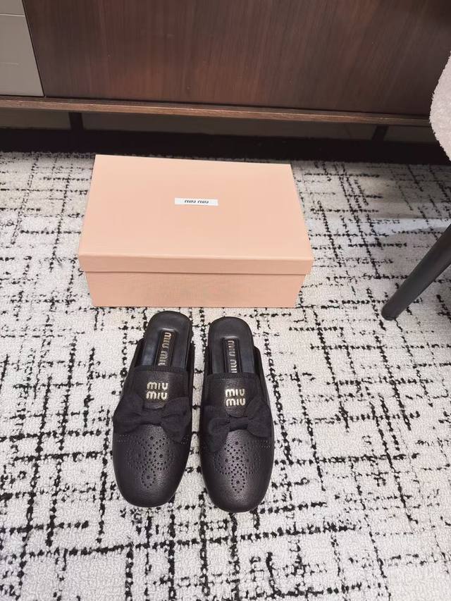 半拖P340，单鞋P350 miu Mi* 25Ss Holiday 系列 新款平底包头半拖/单鞋 乐福鞋 少女Miu真的不是吹嘘的！蝴蝶结+丝绒真的Buff叠