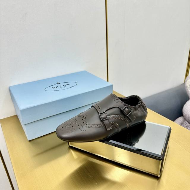 p350男女情侣款 顶级品质Prada 25Ss 普拉达走秀款复古流苏半拖鞋单鞋爆款！走秀款 复古感时髦满满 随意百搭 时尚休闲 独到味道，人人都爱也轻松驾驭