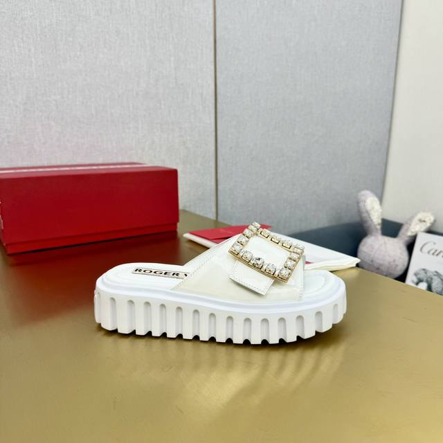出厂价330 * 2024春夏新款Rv女鞋Viv' Go-Thick金属扣皮革穆勒鞋 经典水钻扣拖鞋 最高版本 长期做货 牛皮原版复刻 版型超正 做工细节完美