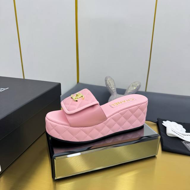 出厂价P300 独家顶级版本》 chanel香家25Vs春夏新款时装凉鞋系列…… 【厚底锁扣凉拖】 香奈儿是一个非常全面之尊贵时尚生活品牌，香港，美国，等大时尚