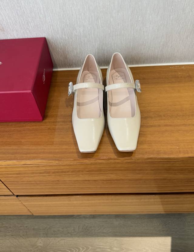 顶级品质P390 roger Vivier Fw25 Mew Arrival～ rv 2025春夏新款钻扣玛丽珍跟鞋 高级优雅又不失时尚感，富家千金即视感 鞋面
