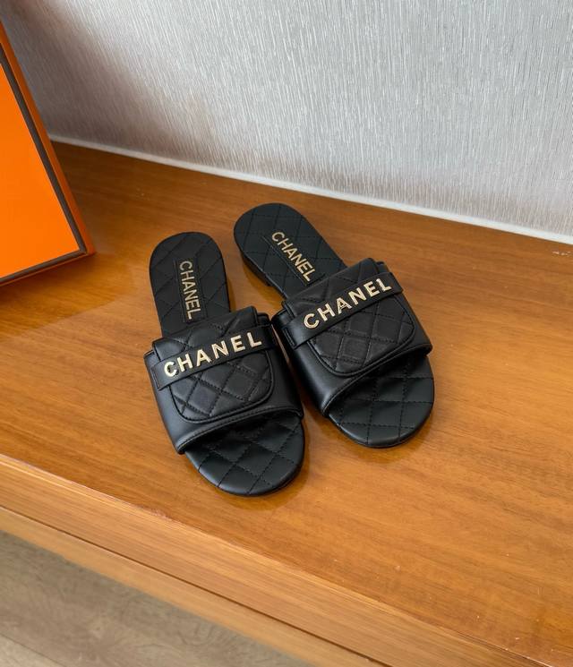 顶级品质P330 chanel Fw25 New Arrival～ 小香春夏新款菱格字母拖鞋 时髦精夏日必备穿搭单品！太香了～ 羊皮面/ 羊皮里 /真皮大底 s