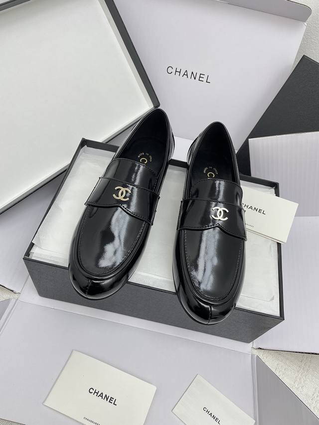 430（带飞机盒）代购级Chanel 25Ss香奈儿25A早春新款圆头乐福鞋 女神系列，拥有香家特色优雅名媛气质，超级耐看，让人无法抗拒，心动Ing…… 鞋面：