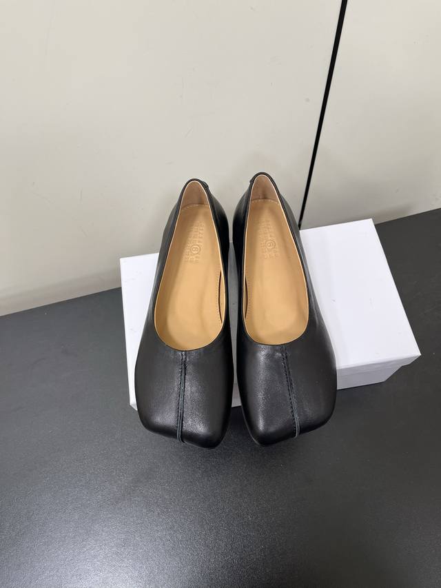p340Maisonmargiela 马吉拉 Mm6苹果头芭蕾平底鞋 马吉拉经典苹果头系列 很简约很有特色 脚感舒适好穿暴走不累 鞋面：进口牛皮 内里：牛皮内里