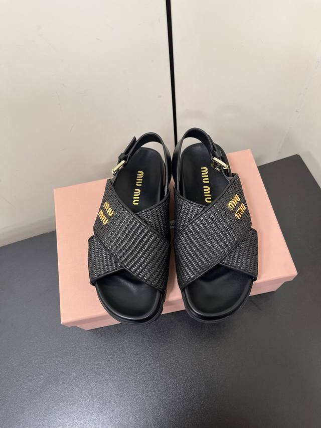 p330Miumiu新款交叉编织厚底平底凉鞋 拖鞋 巴黎时装周最新走秀款，复古高级，舒适度与时髦度并存的开挂全新系列，设计搭配不同风格需求 鞋面：原版定制编织面